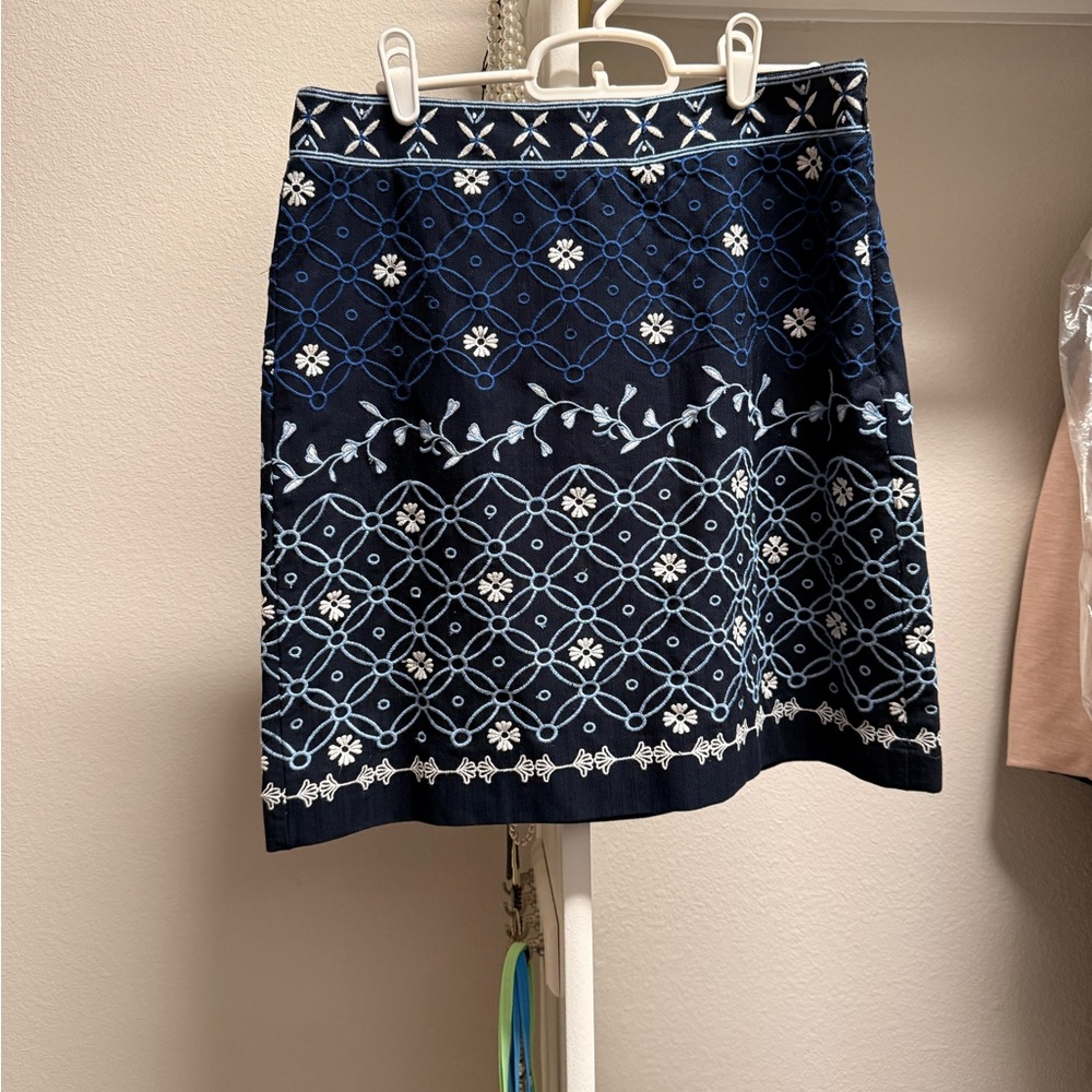 Loft NWT size 4 navy skirt with flowers